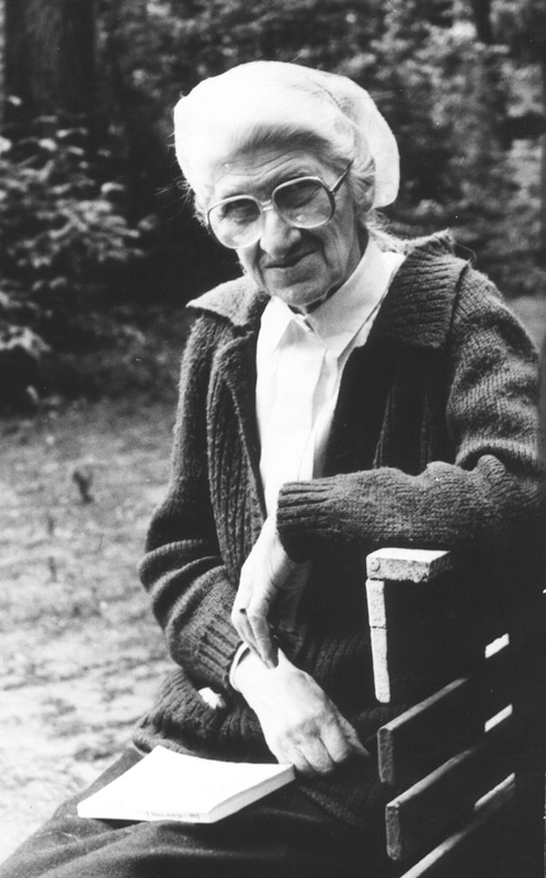 6 - Лидия Чуковская на скамье у Дома - фото А-Карзанова - 1990е.jpg